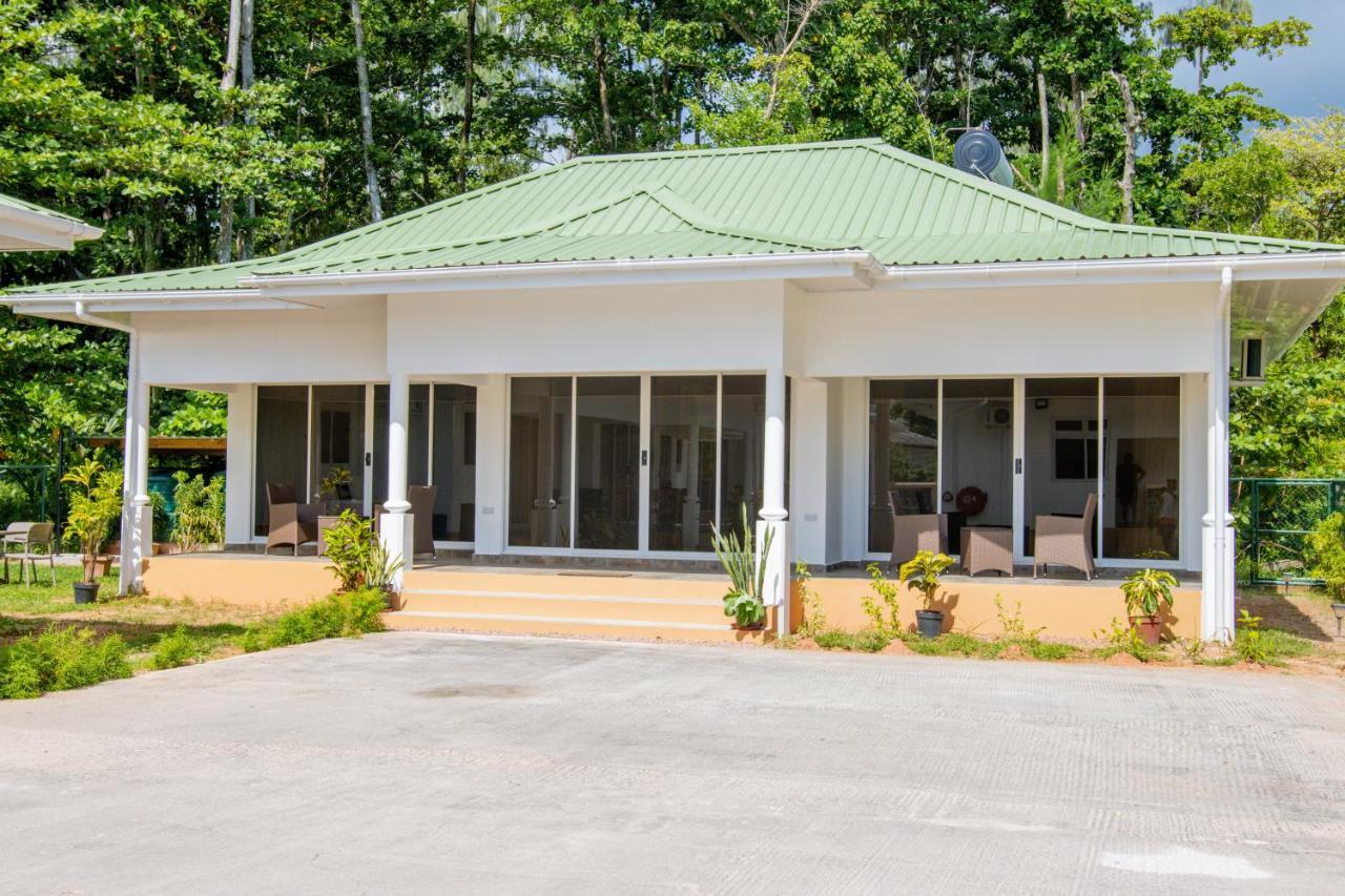 Macmillan'S Holiday Villas Grand Anse  Exterior photo