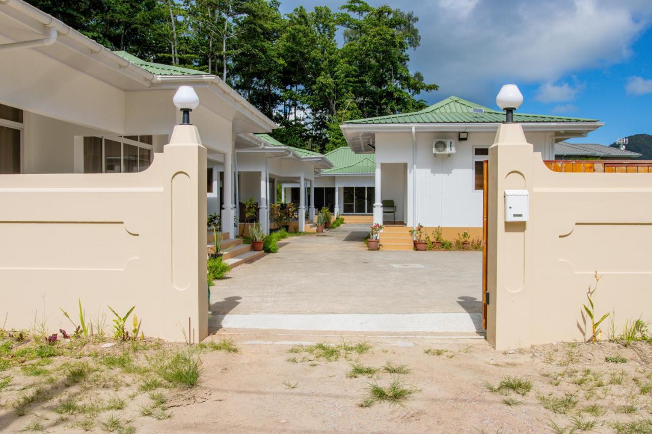 Macmillan'S Holiday Villas Grand Anse  Exterior photo