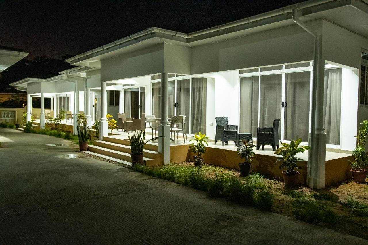 Macmillan'S Holiday Villas Grand Anse  Exterior photo