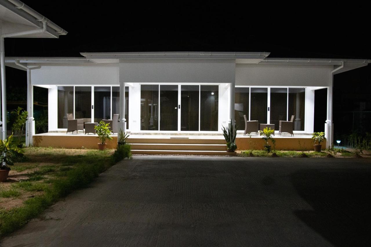 Macmillan'S Holiday Villas Grand Anse  Exterior photo
