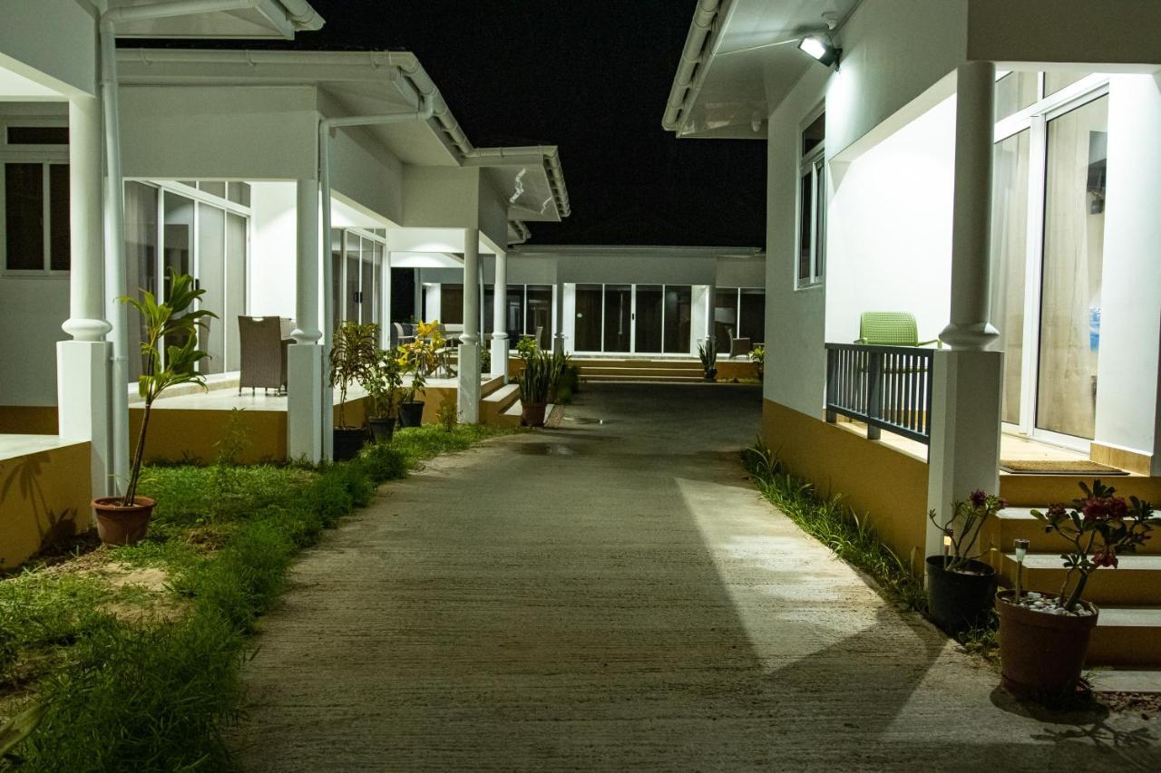 Macmillan'S Holiday Villas Grand Anse  Exterior photo